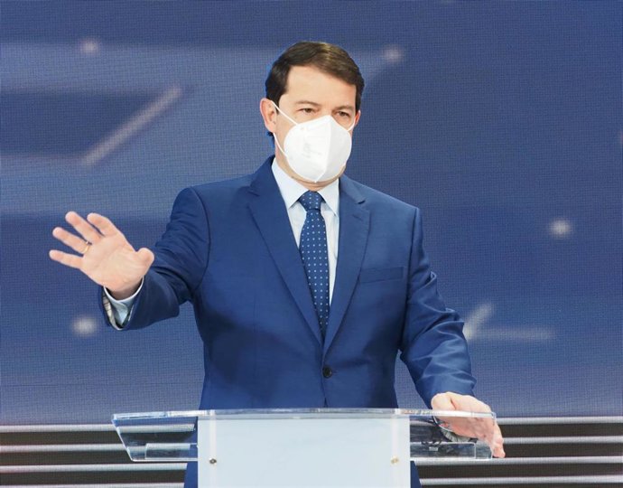 El candidato del PP a la presidencia de Castilla y León, Alfonso Fernández Mañueco, a su llegada al Debate decisivo, en CyL TV, a 9 de febrero de 2022, en Valladolid, Castilla y León (España). 