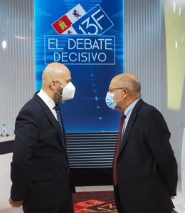 El director general de Radio Televisión de Castilla y León, Jorge Losada (i), y el candidato de Ciudadanos a la Presidencia de la Junta, Francisco Igea (d), conversan a su llegada al Debate decisivo, en CyLTV.