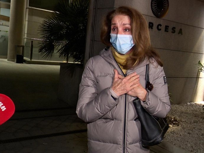 ANA BELÉN ACUDE A LA CAPILLA ARDIENTE DE ALICIA HERMIDA