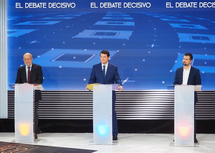 (I-D) El candidato de Ciudadanos a la Presidencia de la Junta, Francisco Igea; el candidato del PP, Alfonso Fernández Mañueco, y el candidato del PSOE, Luis Tudanca, en el Debate decisivo