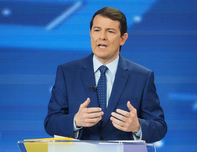 El candidato del PP a la presidencia de Castilla y León, Alfonso Fernández Mañueco, participa en el ‘Debate decisivo’, en CyL TV,