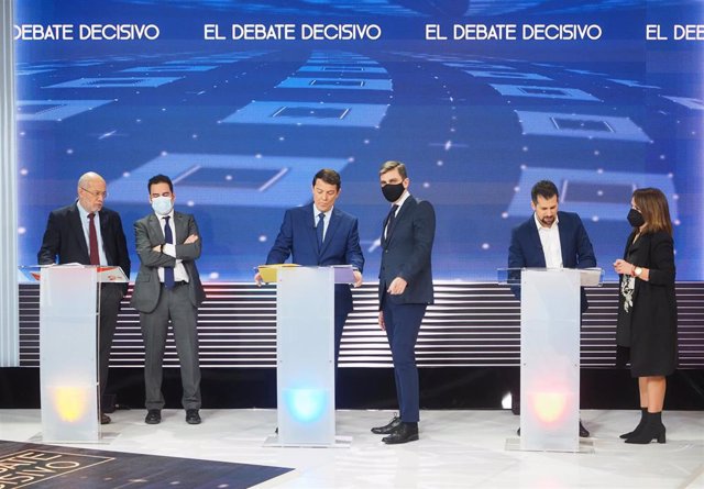 Los candidatos de Ciudadanos, PP y PSOE, con sus asesores en uno de los recesos del debate televisivo celebrado este miércoles.