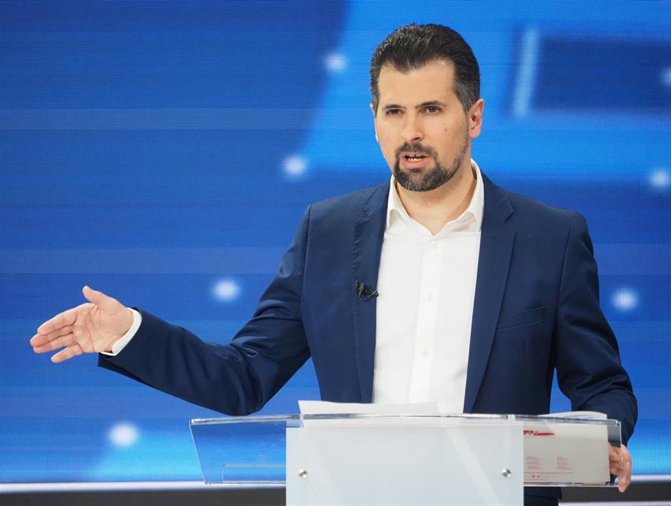 El candidato socialista a la Presidencia de la Junta, Luis Tudanca, durante el segundo debate televisivo de cara a las elecciones autonómicas de este 13 de febrero.