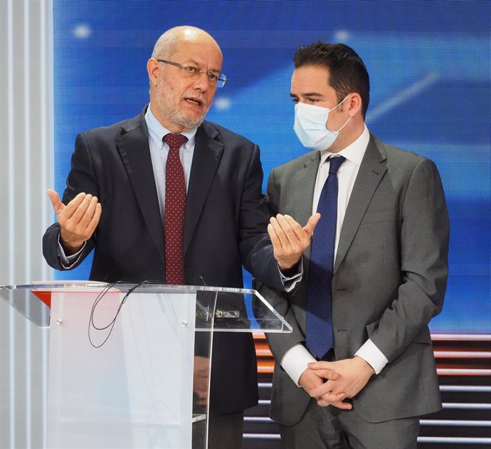 El candidato de Ciudadanos a la Presidencia de la Junta, Francisco Igea (i), en el Debate decisivo, en CyL TV.