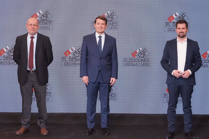 (I-D) El candidato de Ciudadanos a la Presidencia de la Junta, Francisco Igea; el candidato del PP, Alfonso Fernández Mañueco, y el candidato del PSOE, Luis Tudanca, en el Debate decisivo, en CyL TV, 