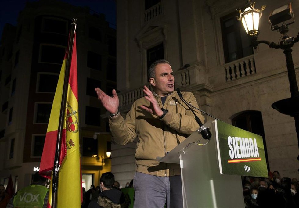 El secretario general de VOX, Javier Ortega Smith, interviene en un acto de inicio de campaña en la estatua del Cid, a 28 de enero de 2021, en Burgos, Castilla y León (España). Las elecciones en Castilla y León se celebrarán el próximo 13 de febrero.