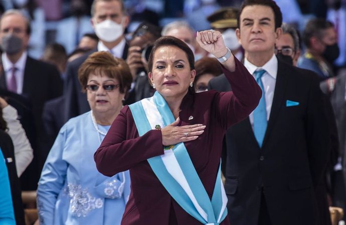 27 January 2022, Honduras, Tegucigalpa: Xiomara Castro (C) is sworn-in as Honduras' first female president during the inauguration ceremony at the National stadium. Photo: Inti Oncon/dpa