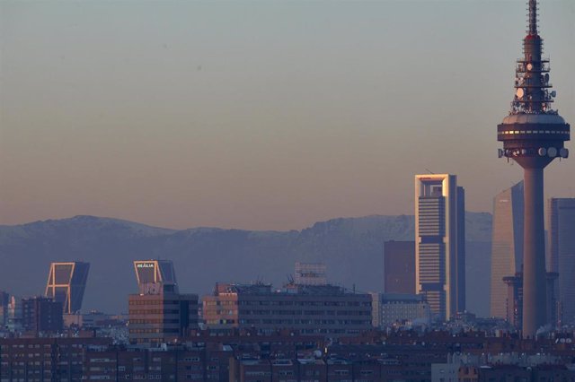 Archivo - Capa de contaminación sobre la ciudad desde el Cerro del Tío Pío  