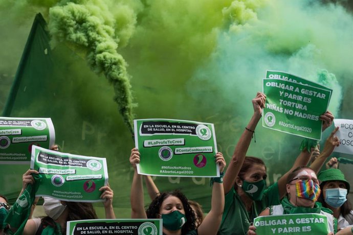 Archivo - Simpatizantes de la Campaña Nacional por el Aborto Legal, Seguro y Gratuito festejan la aprobación del dictamen que envía a la Cámara de Diputados la ley de Interrupción Voluntaria de Embarazo, en Buenos Aires, Argentina, a 4 de diciembre de 2