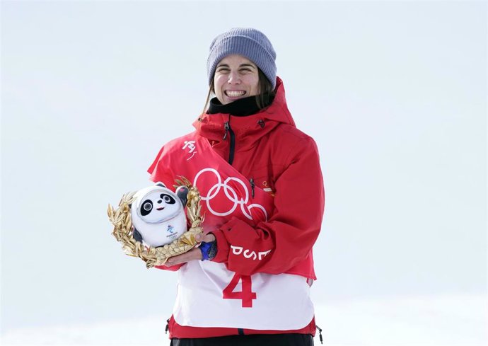 Queralt Castellet sonríe durante la ceremonia tras la final de 'Halfpipe' de los Juegos de Pekín