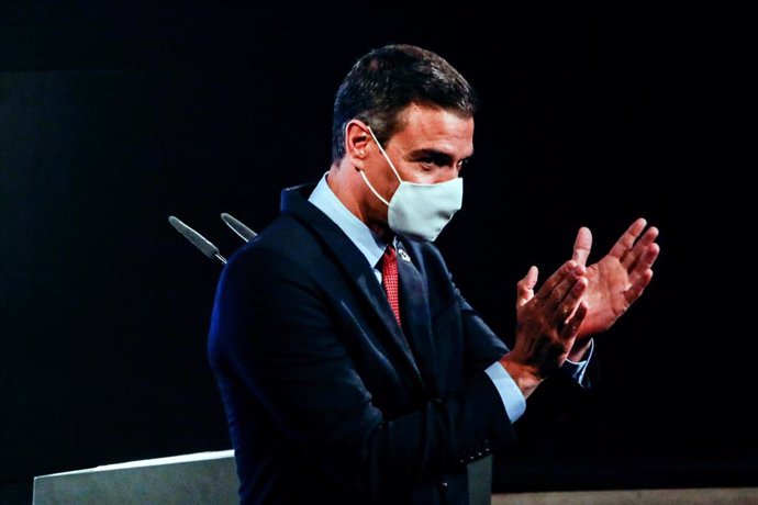 Archivo - El presidente del Gobierno, Pedro Sánchez, aplaude tras ofrecer una conferencia, en la Casa de América, en Madrid (España) a 31 de agosto de 2020.