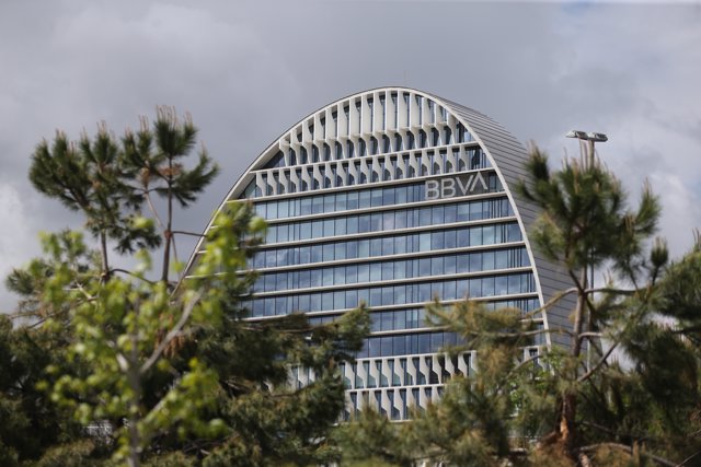 Edificio de la sede de BBVA en Madrid, conocido como ‘La Vela’, a 22 de abril de 2021, en Madrid (España). La dirección de BBVA ha planteado el despido de 3.798 personas y el cierre de 530 oficinas.