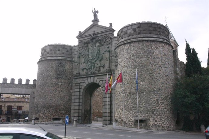 Archivo - Foto de archivo de la Puerta de Bisagra en Toledo