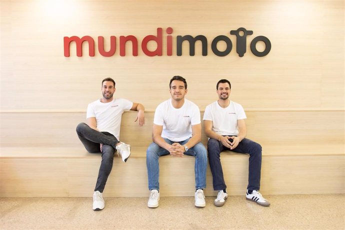 Los fundadores de Mundimoto, Alberto Fossas y Josep Talavera, junta al director de Operaciones, Alex Lopera.