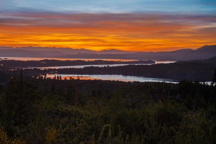 Archivo - Amanecer Entre Lagos Y Araucarias Milenarias