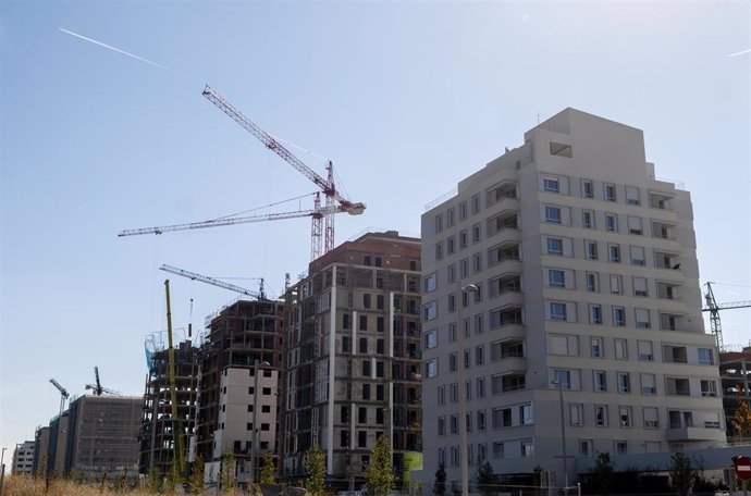 Archivo - Grúas en una zona de construcción de edificios, a 27 de octubre de 2021, en Madrid, (España). El sector de la vivienda se encuentra en el punto de mira por estar sufriendo en muy poco tiempo numerosos cambios. Uno de ellos es la propuesta del 