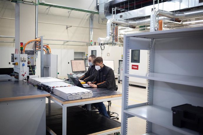 Archivo - Trabajadores de automoción