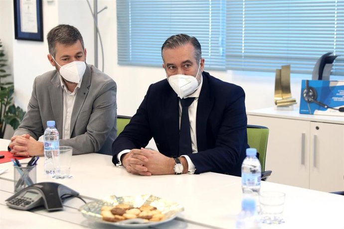 (I-D) El viceconsejero de Presidencia y Transformación Digital de la Comunidad de Madrid, Miguel Ángel García Martín, y el consejero de Presidencia, Justicia e Interior de la Comunidad de Madrid, Enrique López, durante la visita a la sede del servicio d
