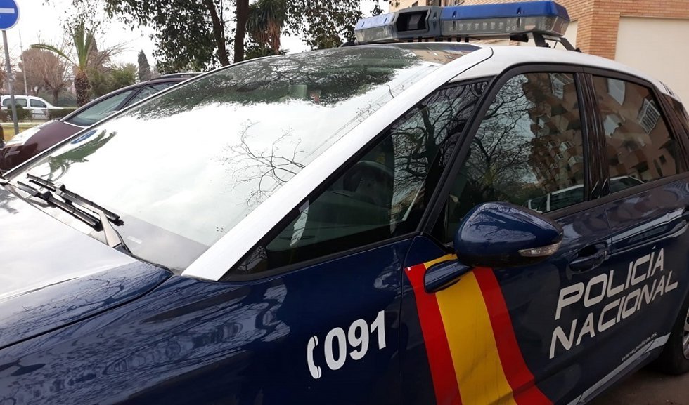 Archivo - Efectivos de la Policía Nacional se han trasladado hasta el lugar de un accidente
