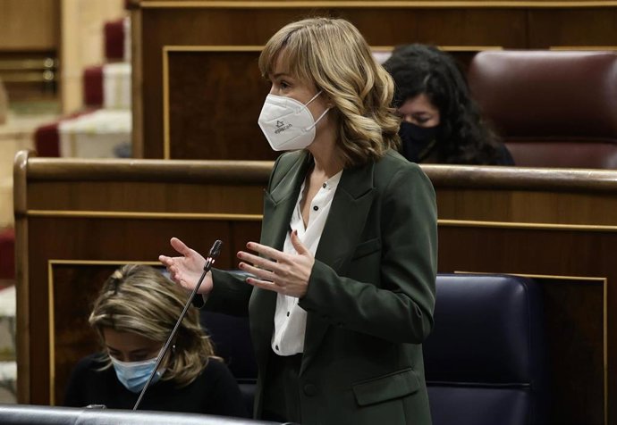 La ministra de Educación y FP, Pilar Alegría, en una sesión plenaria en el Congreso este 2 de febrero de 2022
