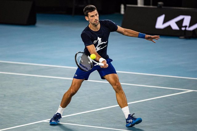 El tenista serbio Novak Djokovic durante un entrenamiento en el Melbourne Park (Australia).