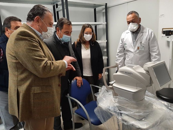 El delegado de la Junta en Sevilla, Ricardo Sánchez, y la delegada de Salud en Sevilla, Regina Serrano, en el cento de salud de Amate.