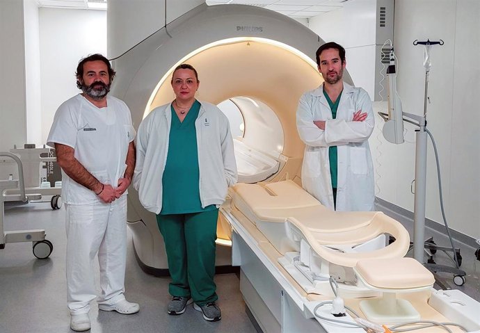 Víctor De Haro, técnico superior en imagen para el diagnóstico (TSID); Elena Aguilar, auxiliar de enfermería; y Javier Sánchez-Bordona, médico adjunto del Hospital General de Valncia.