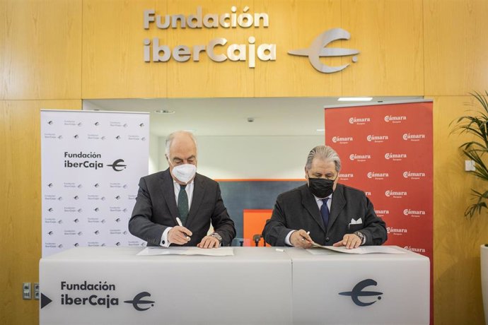 Firma del convenio entre Fundación Ibercaja y Cámara de Comercio para impartir formación intensiva para empresas con el programa Forma-t