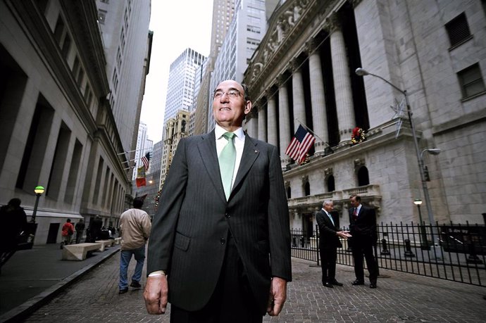 Archivo - 121715 Iberdrola Ceo Ignacio Galan, Along With His Fellow Board Members, Open The Nyse With Avangrid, Nyc.