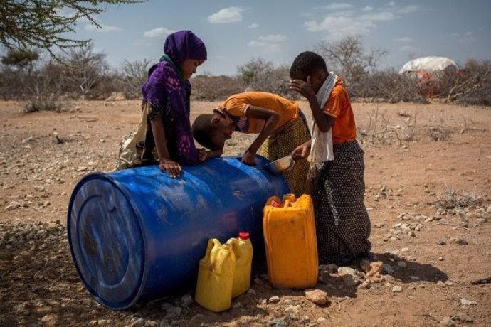 Archivo - Recogida de agua en Somalia