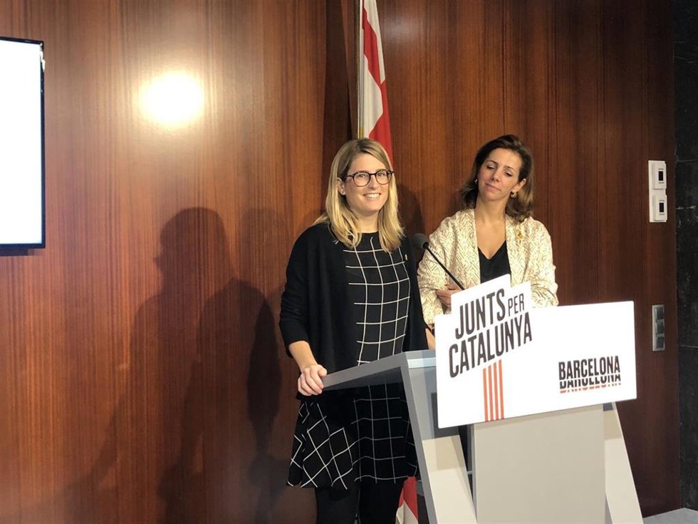 Archivo - La líder de Junts en el Ayuntamiento de Barcelona, Elsa Artadi, y la portavoz adjunta del grupo, Francina Vila, en una rueda de prensa. - Archivo