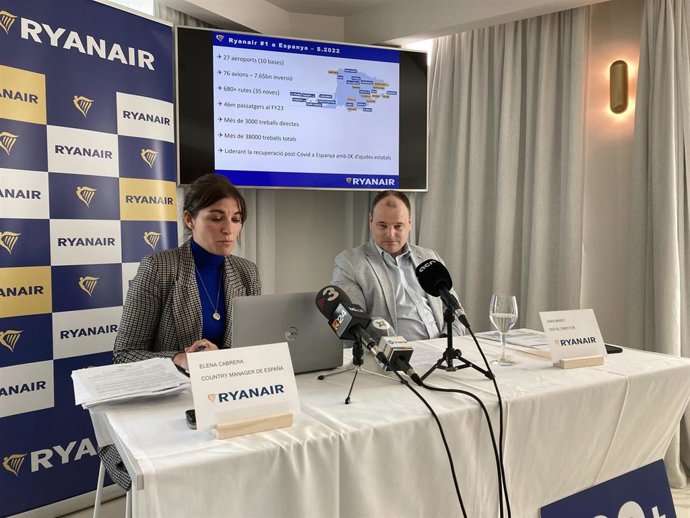 El director digital de la empresa, Dara Brady, y la 'country manager' en España, Elena Cabrera, durante la rueda de prensa