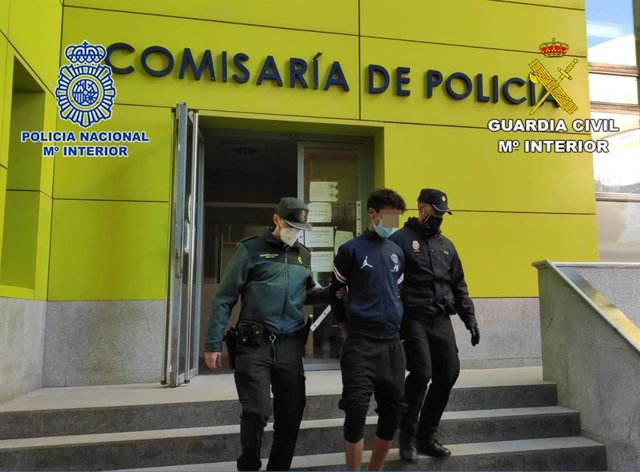 Uno de los detenidos a su salida de la comisaría