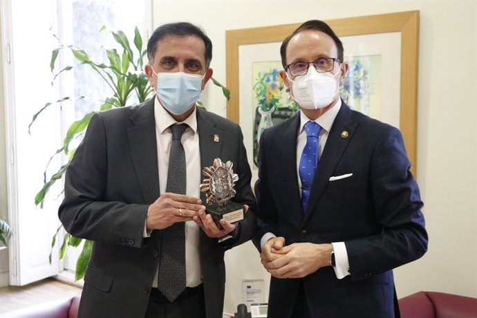 El Fiscal y funcionarios municipales 'estrechan lazos' para mejorar la información a los ciudadanos