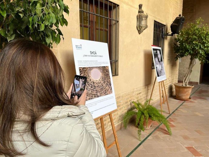 La exposición '¿Cómo fue humanamente posible?' podrá verse en el Palacio de los Marqueses de la Algaba hasta el próximo 25 de febrero.