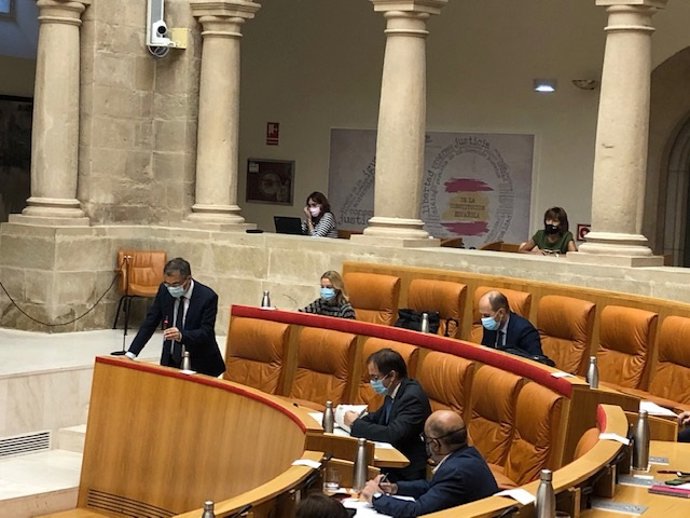 Archivo - El consejero de Servicios Sociales, Pablo Rubio, ha comparecido en el Parlamento de La Rioja