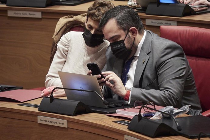 La presidenta de Navarra, María Chivite, con el vicerpreisdente Javier Remírez en el Parlamento de Navarra.