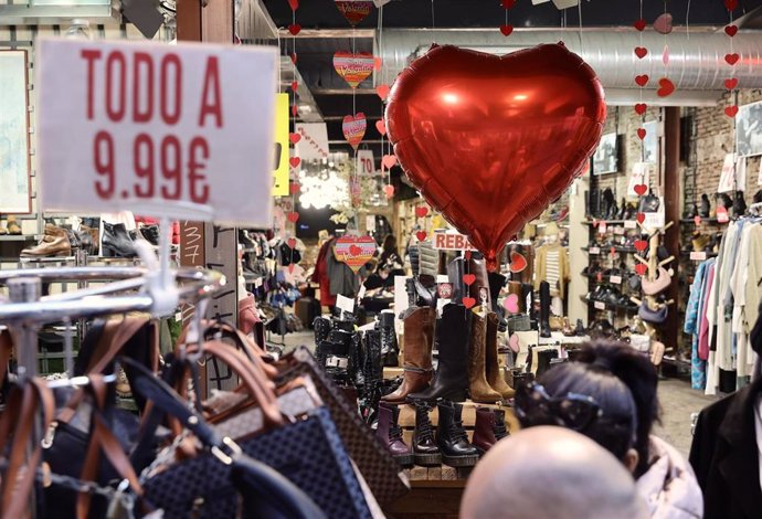Decoración de San Valentín en una tienda de ropa, a 7 de febrero de 2022, en Madrid (España). Con motivo de esta festividad la Concejalía de Comercio ha presentado la nueva campaña del Día de los Enamorados que fomenta la compra en el comercio de proxim