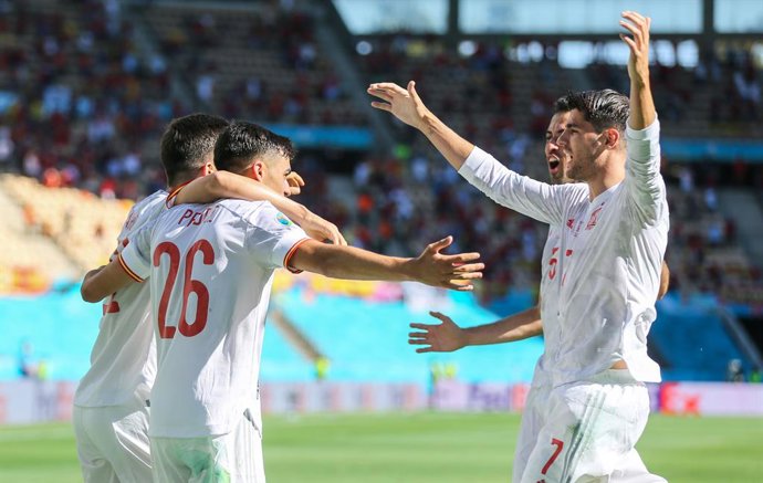 Archivo - 23 June 2021, Spain, Seville: (L-R) Spain's Pablo Sarabia, Pedri, Sergio Busquets and Alvaro Morata celebrate after a goal during the UEFA EURO 2020 Group E soccer match between Slovakia and Spain at Estadio La Cartuja de Sevilla. Photo: Cezar