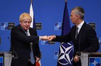 Stoltenberg y Johnson defienden la disuasión y la vía del diálogo con Rusia para evitar una guerra en Ucrania