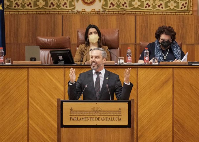 El consejero de Hacienda y Financiación Europea, Juan Bravo, en el Pleno del Parlamento andaluz.