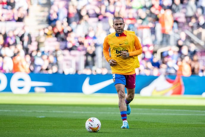 Dani Alves of FC Barcelona warms up during the warming up of La Liga match, football match played between FC Barcelona and Atletico de Madrid at Camp Nou stadium on February 6, 2022, in Barcelona, Spain.