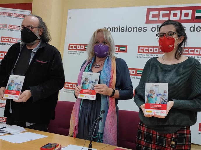 La secretaria general de CCOO Extremadura, Encarna Chacón, el secretario general de la Federación Estatal de Pensionistas y Jubilados, Vicente Llamazares, y la secretaria de Política Social de CCOO en la región, Beatriz Blanco.