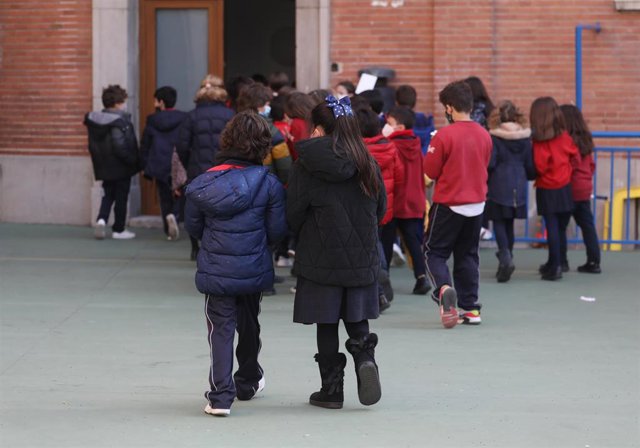 Un grupo de niños en el patio del colegio sin mascarilla, en el colegio Blanca de Castilla, a 10 de febrero de 2022, en Madrid (España).