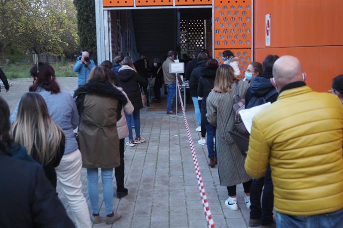 Archivo - Varias personas hacen cola para presentarse a exámenes para acceder a distintos cuerpos de la Administración General del Estado (AGE), en una imagen de archivo.