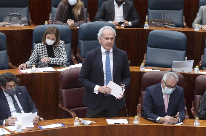 El consejero de Sanidad de la Comunidad de Madrid, Enrique Ruiz Escudero, interviene en un pleno de la Asamblea de Madrid, a 10 de febrero de 2022, en Madrid (España). Durante el pleno han abordado de nuevo la gestión por parte de la consejera de Famili