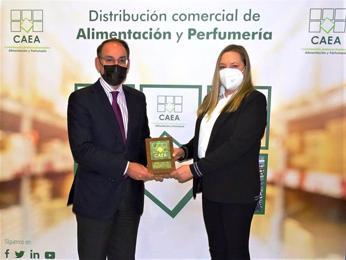 Entrega de la distinción a Javier González de Lara (CEA) por parte de Virginia González Lucena (CAEA)