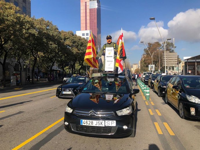 Concentració de taxis a Barcelona abans de comenar la marxa lenta fins al Parlament
