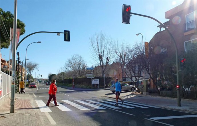 Paso de peatones y semáforos en uno de los cruces de la M-113 a su paso por Paracuellos de Jarama