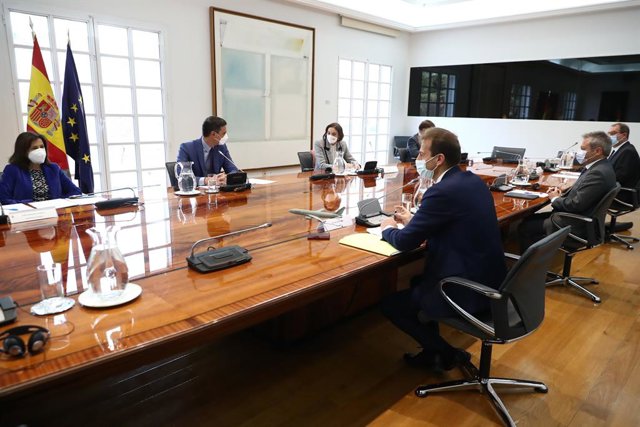 El presidente del Gobierno, Pedro Sánchez, se reúne con el consejero delegado de Airbus, Guillaume Faury.